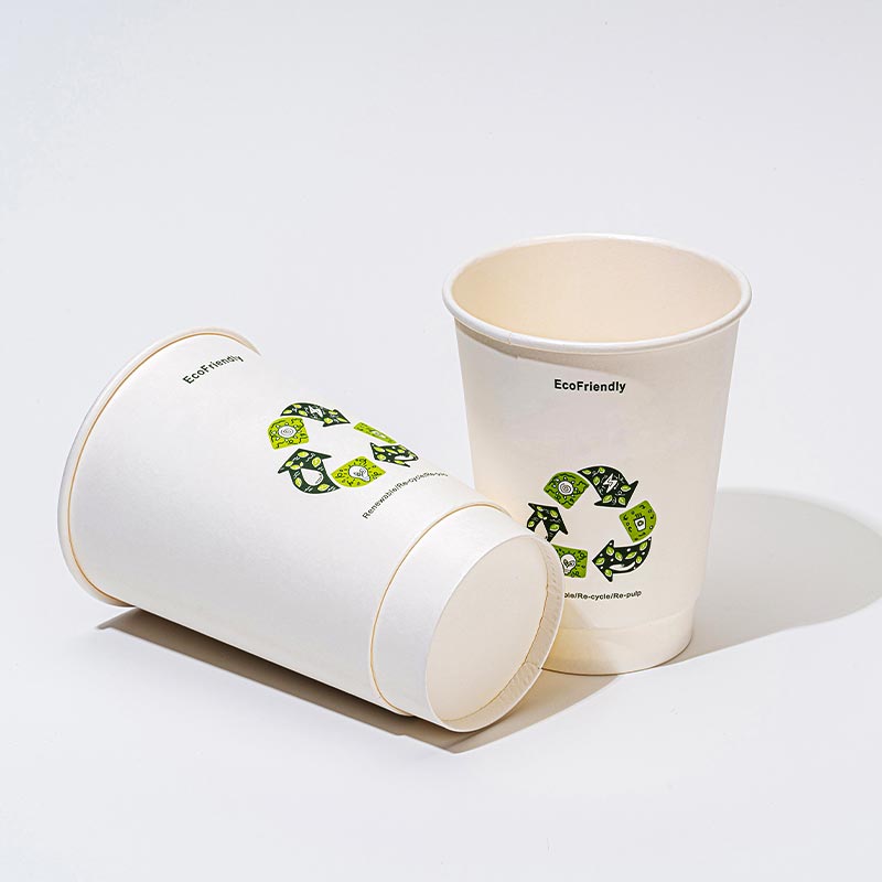 Gobelet à revêtement barrière aqueuse pour stands de concession